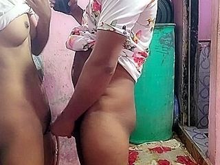 Desi Girl Khana Banate Banate Apane Yaar Ke Sath Chud Gahi